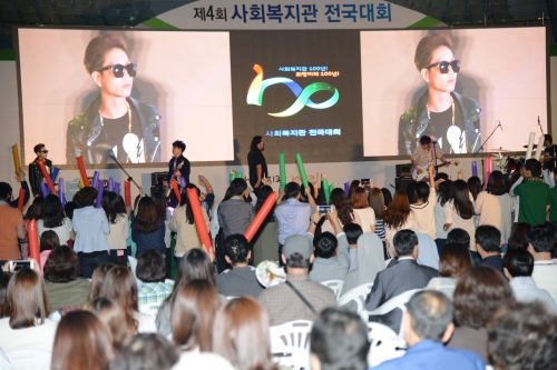 5월 22일 서울올림픽파크텔에서 개최된 제4회 사회복지관 전국대회에서 크라잉넛이 식전공연을 하고 있는 사진