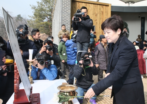 강은희 여성가족부장관이 27일 '나눔의 집'에서 개최되는 '일본군위안부 피해자 추모제 및 추모관,유품기록관 착공식'에서 헌화를 하고 있다.
