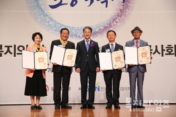 박능후 장관이 김순옥 사회복지법인 국제원 대표이사(왼쪽) 등 국민훈장 및 포장 수상자들과 기념촬영을 하고 있다.