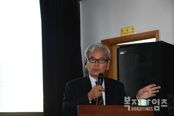 마츠후지 세이이치(松藤 聖一) 일본 NPO법인 코무노 사무소 대표이사가 ‘지역에 뿌리 내려’를 주제로 발표를 하고 있다.