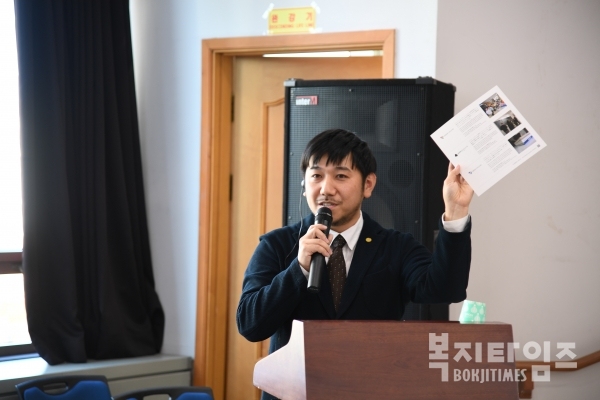 하야시 토모키(林 智樹) 일본 사회복지법인 소오회 아틀리에 인커프 치프가 ‘지적장애인의 창작활동 -복지와 시장의 접점-’을 주제로 발표를 하고 있다.