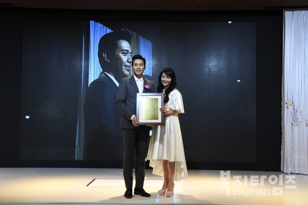 나눔홍보대사로 위촉된 김소현, 손준호 부부가 위촉패를 들고 기념촬영을 하고 있다.
