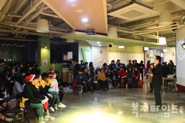 청소년 전용카페 산본 Teen터의 5주년 개관 기념 행사 진행 모습