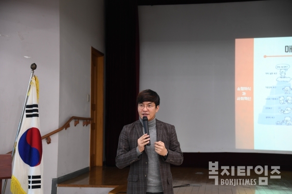김종현 유한회사 섬이다 대표가 ‘지역사회 혁신 실천 사례’를 주제로 자사를 중심으로 한 지역혁신 구체적 사례에 대해 발표하고 있다.