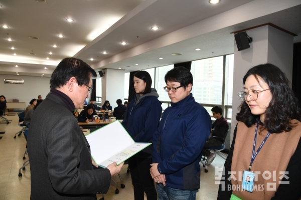 서상목 한국사회복지협의회장이 기관 발전을 위한 우수 아이디어를 제안한 직원들에게 포상을 수여하고 있다.