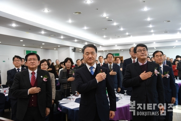 서상목 회장(왼쪽), 박능후 장관(왼쪽 두 번째), 남인순 의원, 김광수 의원, 권미혁 의원 및 행사 참석자들이 신년인사에 앞서 국민의례를 하고 있다.