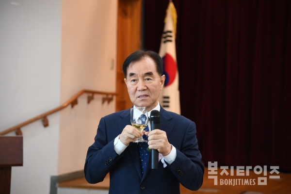 최성재 한국노인인력개발원장이 건배 제의를 하고 있다.