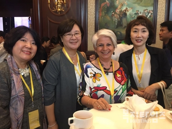 지난해 9월 중국 선전(深圳· 심천)에서 열린 아시아태평양사회복지교육협의회 회의에서 양옥경 회장이 세계 사회복지교육협의회(IASSW)회장 Annamaria Campanini(오른쪽 두 번째) 및 관계자들과 함께 기념촬영을 하고 있다.