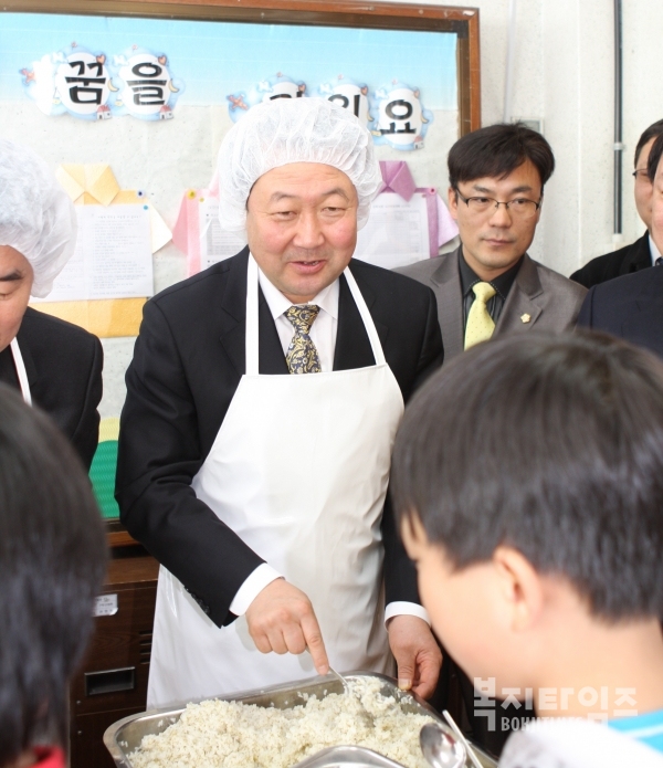 박 부의장이 음식 배식 봉사활동을 펼치고 있다.