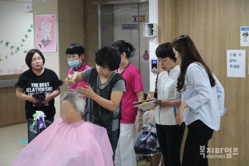 경상북도사회복지협의회 소속 아름다운봉사단은 지난 10일 경산시 양지요양병원에서 봉사활동을 실시하였다.