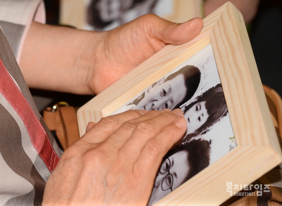 5월 25일 오후 서울 중구 을지로 페럼타워에서 열린 제11회 실종아동의 날 행사에서 실종 아동 가족이 가족사진을 어루만지고 있다. 【서울=뉴시스】
