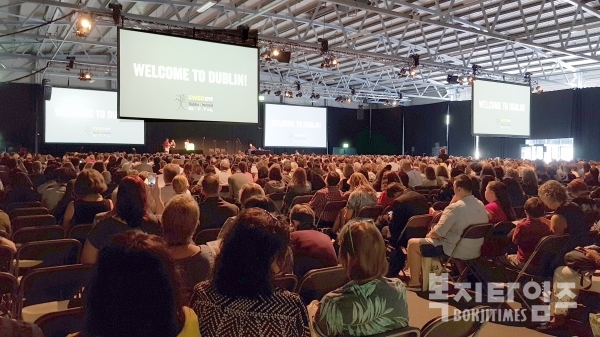 7월 4~7일까지 나흘 간 아일랜드 더블린에서 열린 '2018 세계사회복지대회' 개막식에서 참가자들이 개회 선언을 듣고 있다.