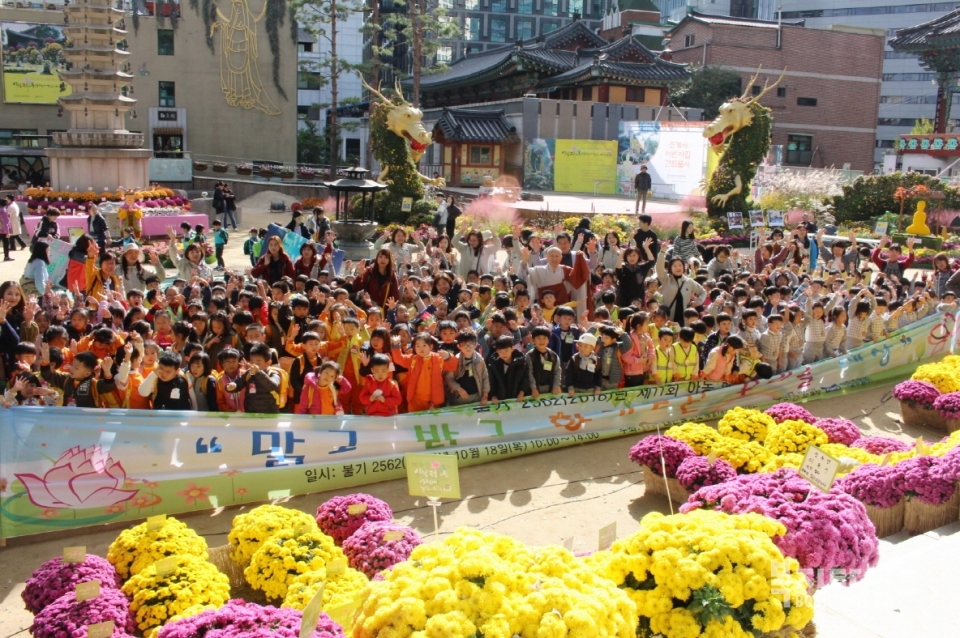 불교아동미술큰잔치에 참가한 아이들과 행사 관계자들이 함께 기념촬영을 하고 있다.