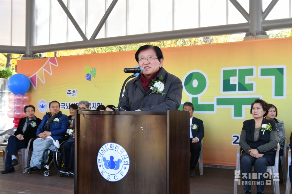 서상목 한국사회복지협의회장이 뇌성마비인들의 무궁한 발전과 건승을 기원하는 축사를 하고 있다.