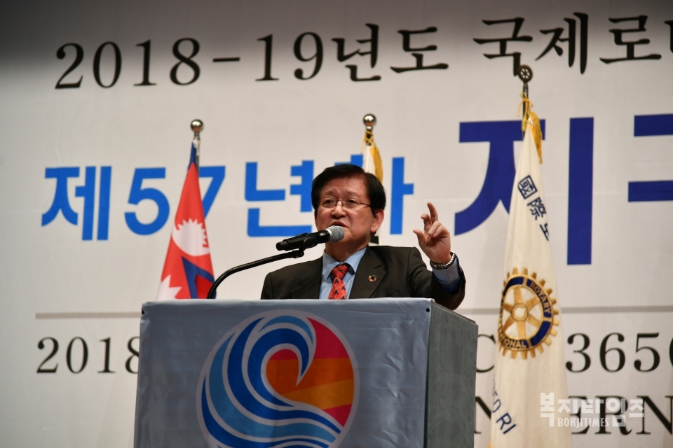 서상목 회장이 국제로타리 3650지구 제57년차 지구대회에서 한국경제와 기업사회공헌을 주제로 특별강연을 펼치고 있다.