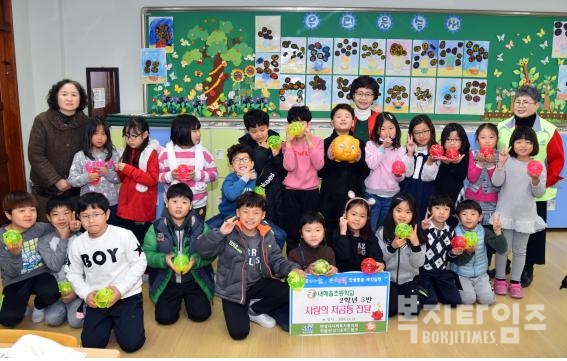 내혜홀초등학교 2학년 5반 아이들이 고사리 손으로 모은 '사랑의 저금통'을 안성시사회복지협의회 좋은이웃들에 전달했다.