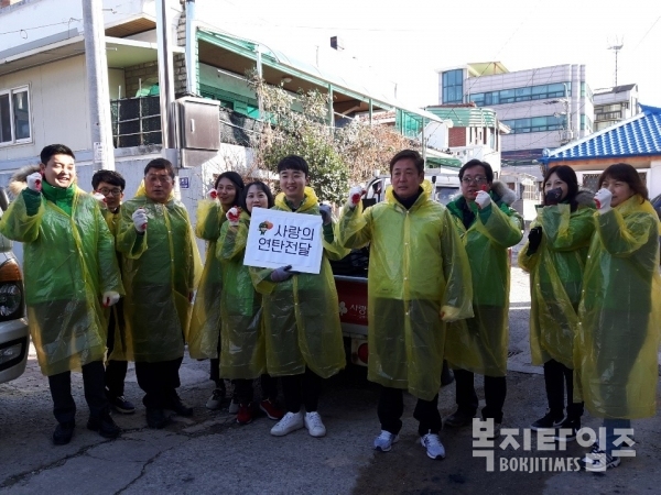 도로교통공단 강원지부 임직원들이 춘천시 관내 에너지 소외계층에게 사랑의 연탄 나눔 봉사활동을 펼친 후 기념촬영을 하고 있다.