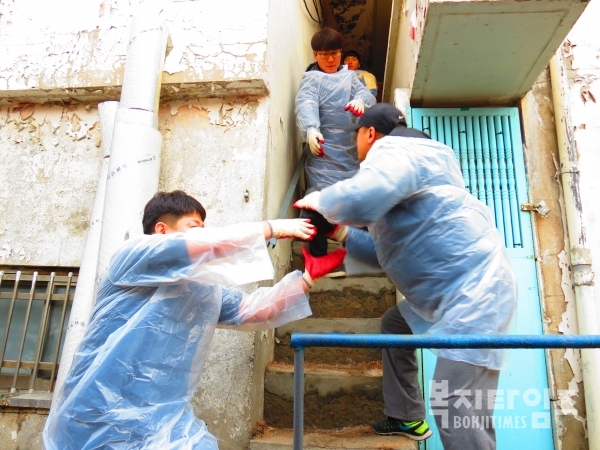 이마트춘천점 임직원들이 연탄 배달 봉사활동을 진행하고 있는 모습.