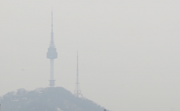 수도권에 처음으로 미세먼지 ‘예비저감조치’가 발령된 20일 오전 서울 시내가 뿌연 모습을 보이고 있다. 【사진제공=뉴시스】