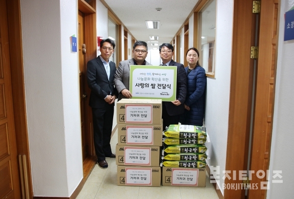 안양시사회복지협의회가 18일 경기남부아동일시보호소 및 의왕시장애인자립생활센터를 방문해 후원물품을 전달했다.