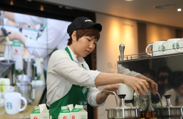 19일 스타벅스가 개최한 '장애인 바리스타 챔피언십' 본선에서 조민아 수퍼바이저가 음료를 만드는 모습 【사진제공=뉴시스】