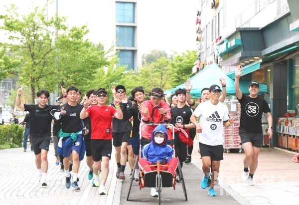 27일 푸르메재단이 주최한 ‘2019 미라클365런’에서 가수 션 홍보대사, 은총부자, 참가자들이 함께 달리고 있다.