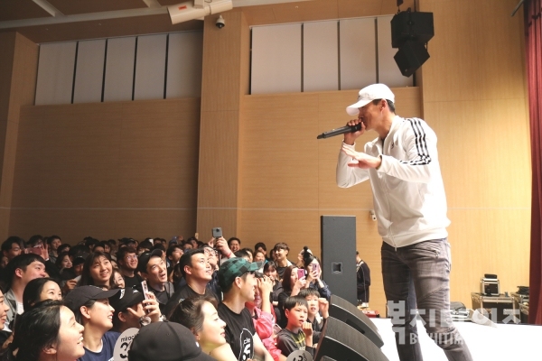 '2019 미라클365런'에서 가수 션 홍보대사이 축하 공연을 하고 있다.