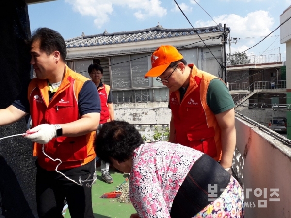 SK이노베이션 임직원들로 구성된 SK1004단 단원들이 대전광역시노인복지관을 통해 결연을 맺은 독거노인 가정을 방문해 봉사활동을 하고 있다.