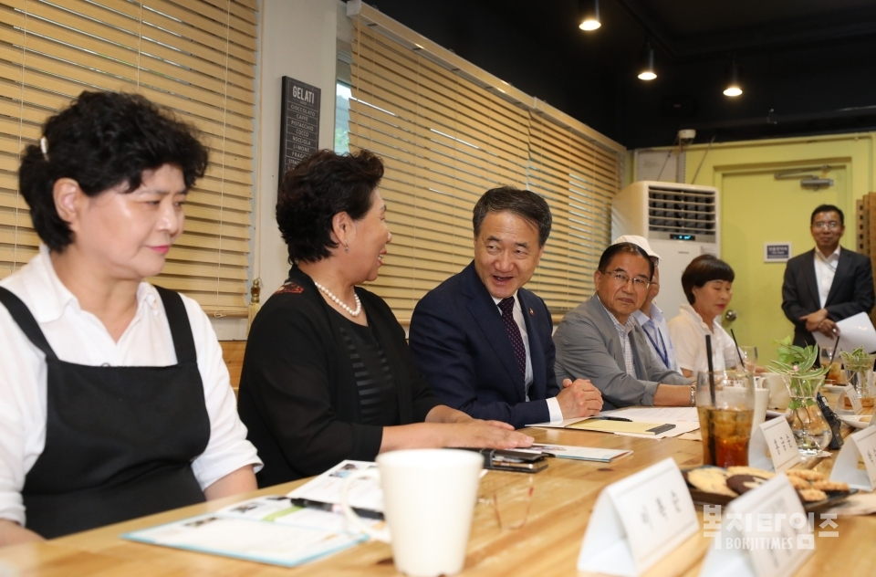 박능후 보건복지부 장관(왼쪽 세번째)이 16일 서울 마포구 우리마포시니어클럽에서 진행된 간담회에서 어르신의 의견을 경청하고 있다.【사진제공=뉴시스】