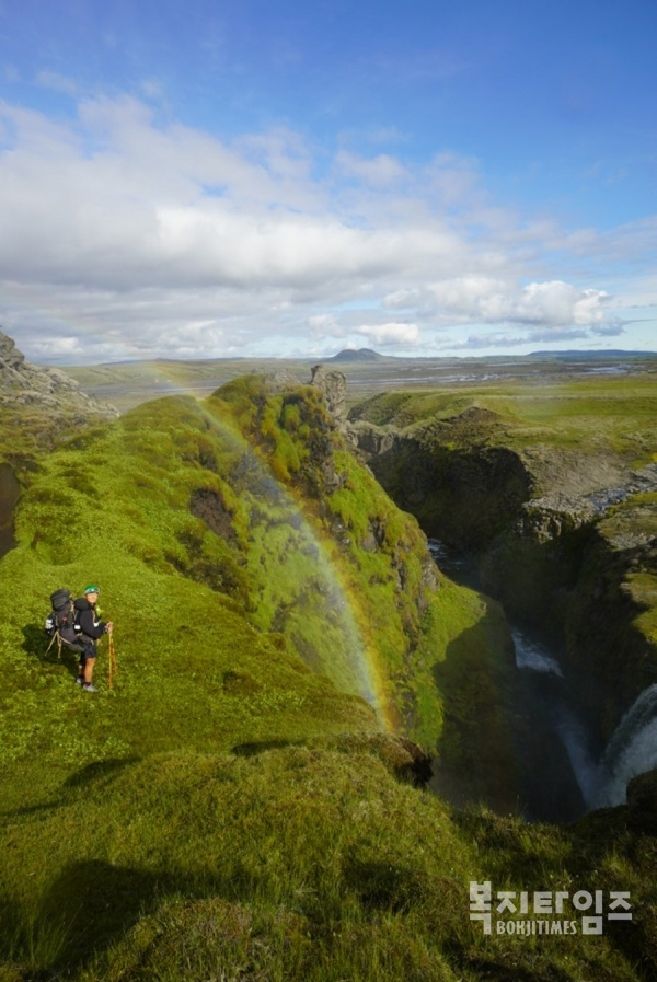 김채울씨가 장애어린이에게 용기를 주고자 아이슬란드에서 9박10일간 200km를 걸었다.
