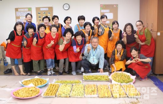 서울시립뇌성마비복지관가 지난 5일 개최한 '2019 한가위 나눔' 행사에 사랑의열매 강북구 나눔봉사단과 디딤돌 봉사단 단원들이 참여해 기념촬영을 하고 있다.