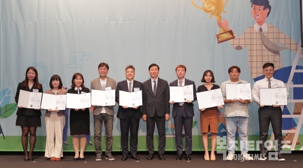 김충환 보건복지부 사회서비스정책과장(오른쪽 다섯 번째)이 수상자들에게 복지부 장관상을 전수한 후 수상자들과 함께 기념촬영을 하고 있다.