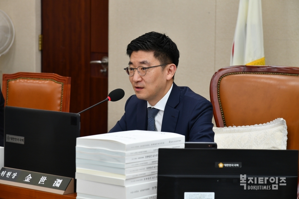 김세연 보건복지위원장이 폐정 발언으로 국감을 마무리 짓고 있다.