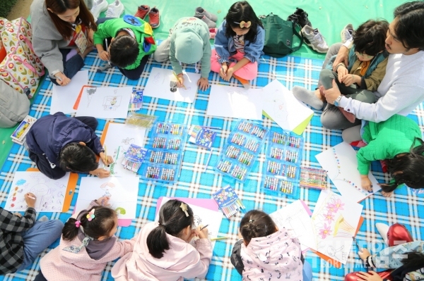 아동미술큰잔치에 참여한 아이들이 열심히 그림을 그리고 있다.