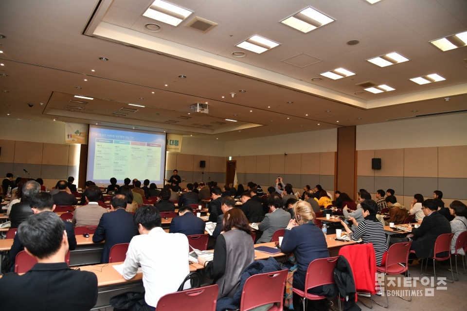 포럼 참가자들이 김광석 삼정KPMG 연구원이 '고령사회, 기업들의 시니어비즈니스 대응전략'을 주제로 발표한 내용을 경청하고 있다.