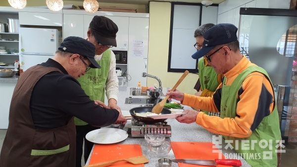 대전시노인복지관 이용 어르신들이 '어르신 건강상차림교실' 프로그램에 참여해 요리를 하고 있다.