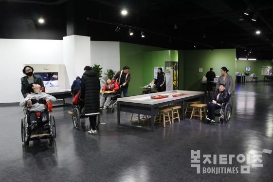 뇌성마비장애인과 자원봉사자들이 서울시립과학관에서 관람을 하고 있다.