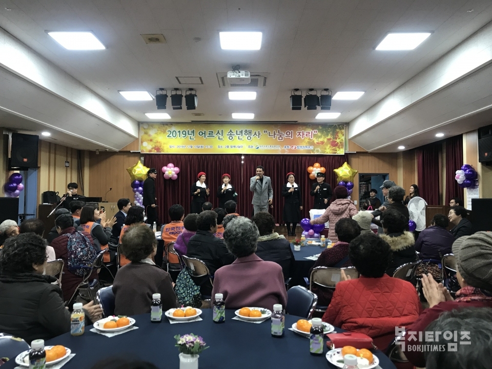 '나눔의 자리' 행사에서 가수 박일준과 5080 토리토리 팀의 특별공연이 진행되고 있는 모습