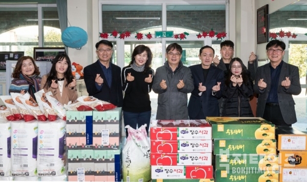 한국농수산대학 교직원들이 인근 사회복지시설을 방문했다.