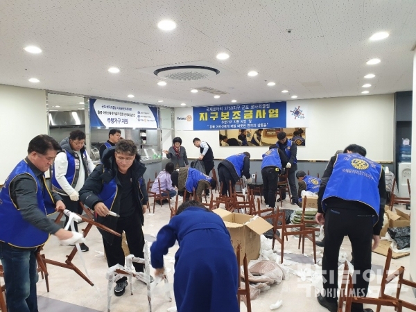 군포로타리클럽 회원들이 매화종합사회복지관에 무료급식용 식탁 및 의자를 기증, 직접 설치하고 있다.