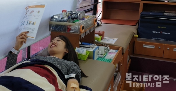 한국보건복지인력개발원과 대한적십자사 충북혈액원은 13일 코로나19 여파로 인한 혈액공급을 위해 헌혈 행사를 진행했다.