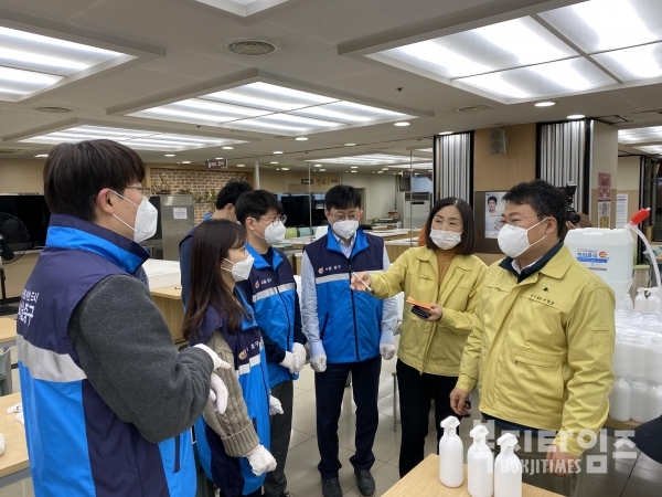 보건복지인력개발원 서울교육센터는 20일 코로나19 감염 방지를 위한 소독제 계량 및 분류작업 봉사활동을 펼쳤다.