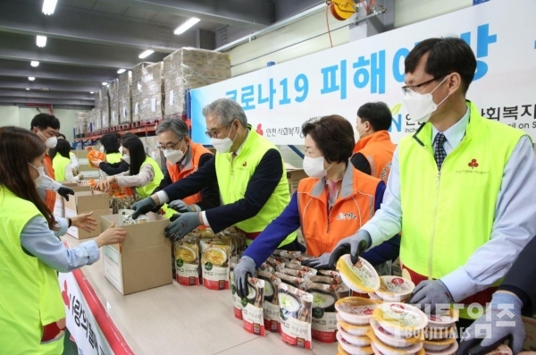 3월 24일 인천 서구 가좌동 물류창고에서 관계자들이 사랑의열매 코로나19 특별지원 구호물품 포장하고 있다.
