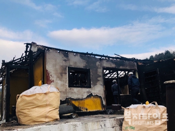 (사)이웃은 지난 22일 화재로 주택이 전소된 홍천읍의 한 가정을 방문해 100만원의 성금을 전달했다.