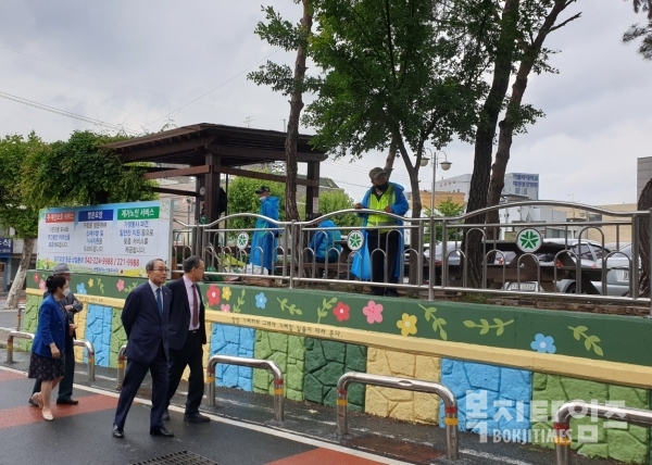 대전광역시노인복지관이 '꽃피우는 테미마을' 벽화를 조성하고 19일 기념식을 가졌다.