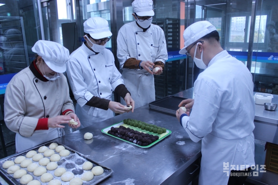 명도자립센터는 수익사업으로 쌀로 만든 빵을 생산해 판매하고 있다.