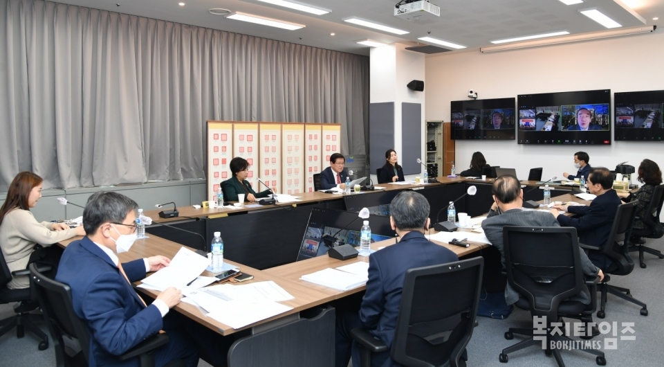 제24차 한·일·대만 대표자회의가 10월 28일 서울 마포구 한국사회복지회관에서 화상회의로 진행됐다. 이날 참석자들은 각국의 커뮤니티케어 정책과 사례를 공유했다.