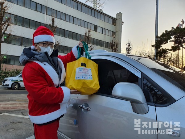 오뚜기 산타클로스가 드라이브 스루로 크리스마스 선물 키트를 나눠주고 있다.