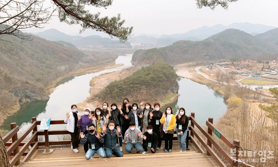 '2020 하이원 객실나눔 행복캠프' 참가자들이 강원도 영월 한반도 지형 앞에서 기념촬영을 하고 있다.