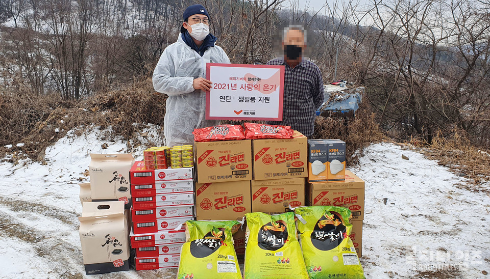 경기도 광주에 위치한 독거노인 및 탈북 가정에 연탄과 생필품을 지원하는 모습.